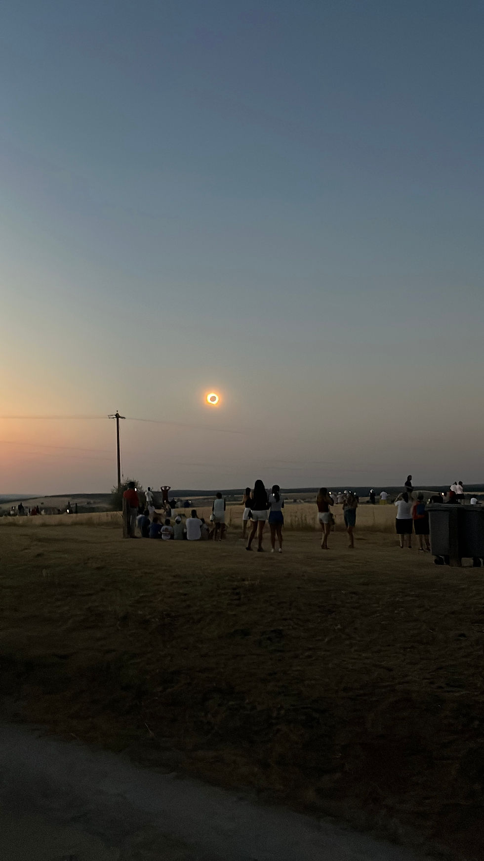 Eclipse total observado desde Almazán, España, durante un acontecimiento astronómico que atrajo a visitantes nacionales e internacionales.