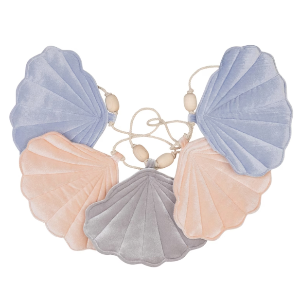 slinger met fluwelen hangers in de vorm van schelpen in pastelkleuren