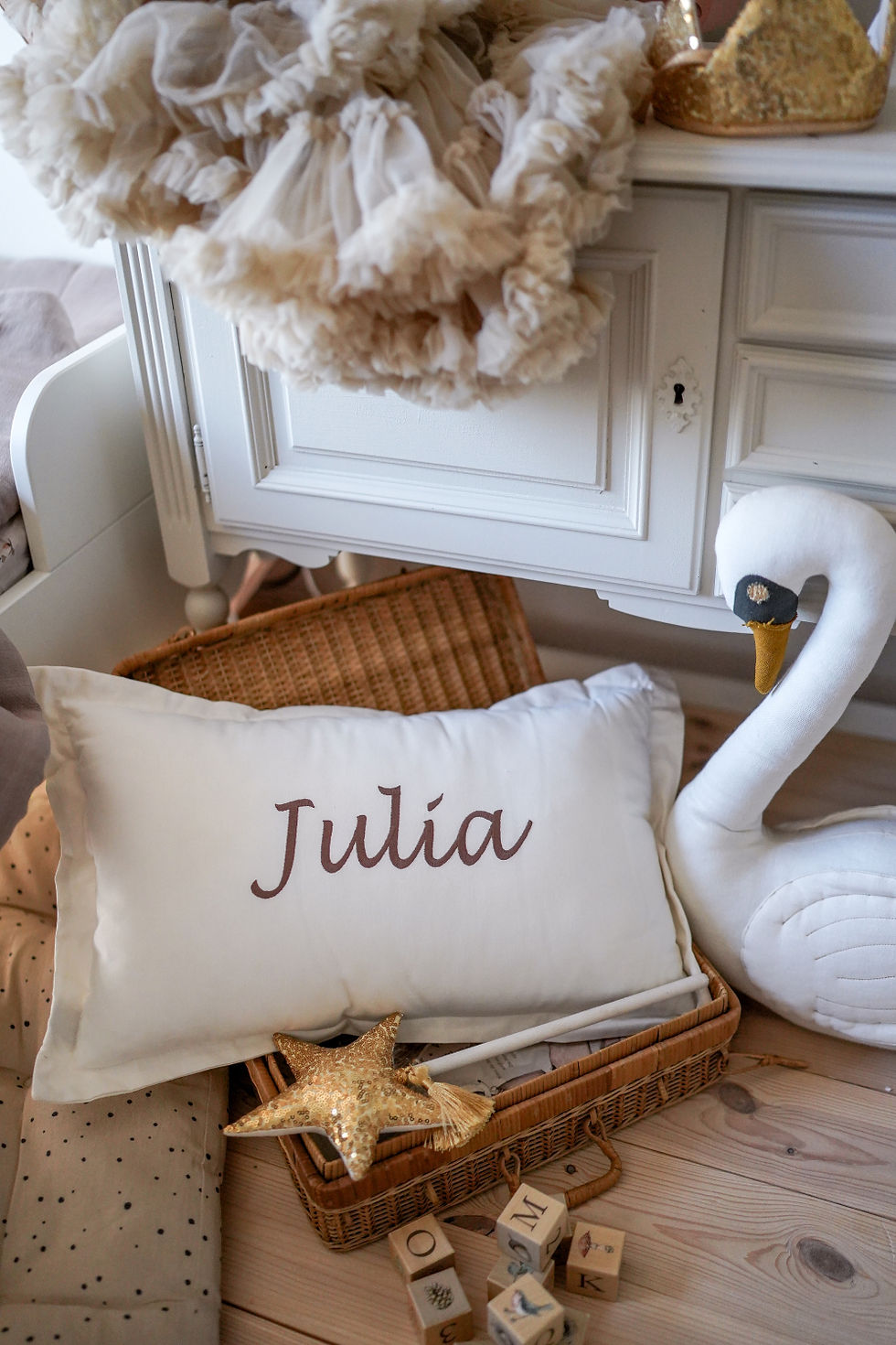 creme linnen kussen met naam borduur in kinderkamer