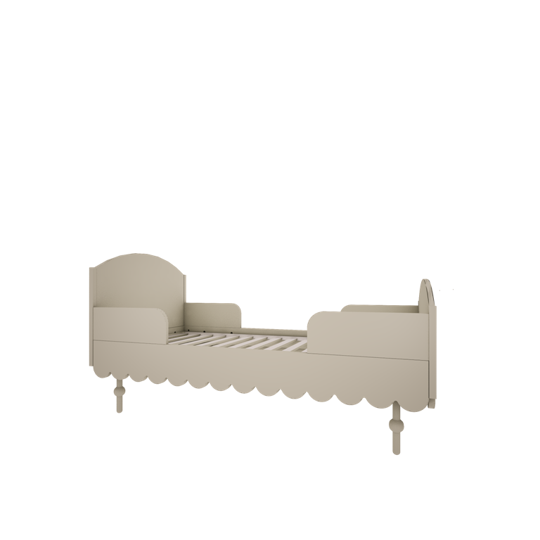 Olijfkleurig junior bed, ontworpen met decoratieve schulpenrand en sierlijke poten.