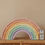 Thumbnail: houten kinderlamp in de vorm van een regenboog in pastel kleuren met een afstandsbediening