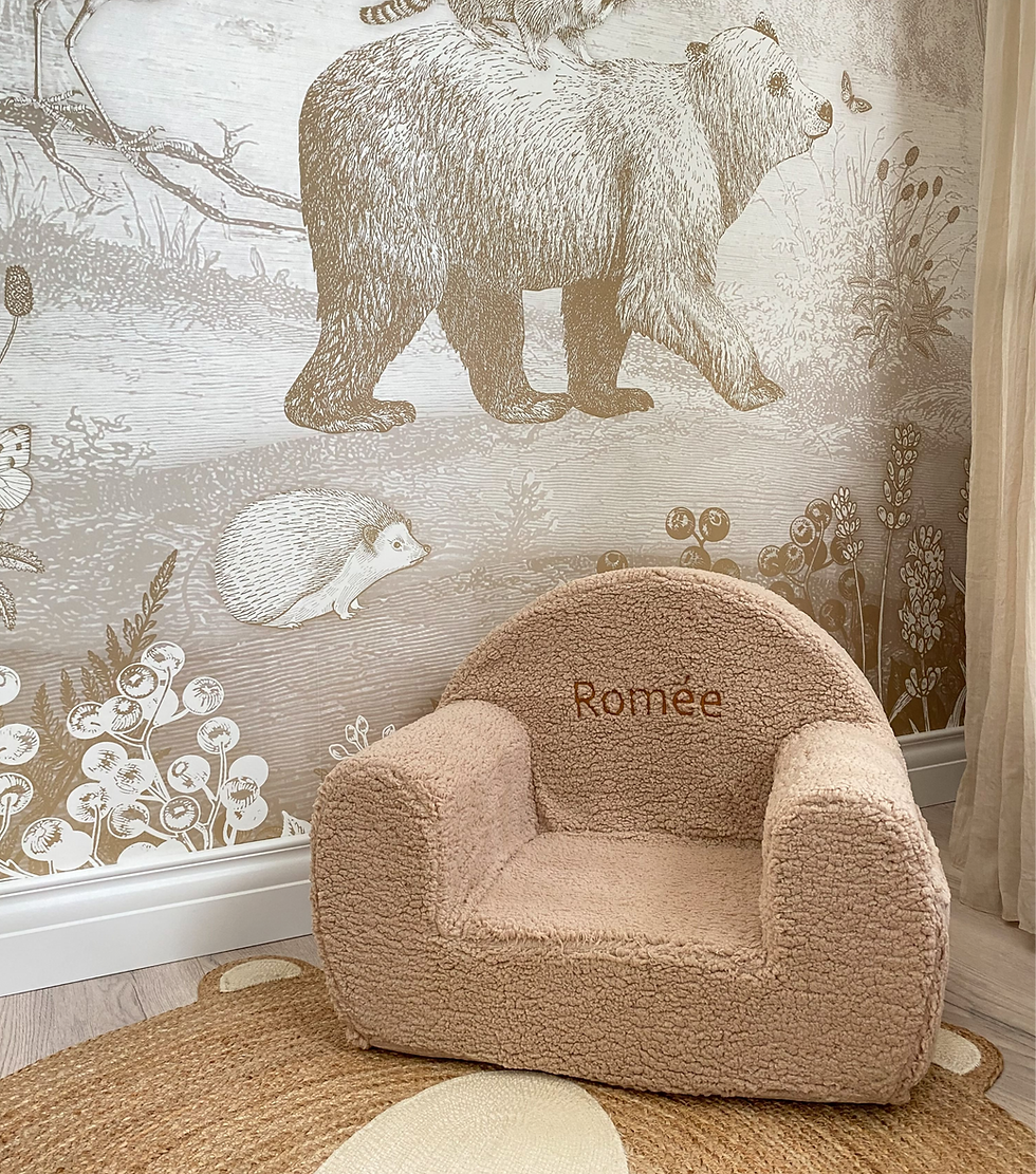 beige teddy stoeltje met naam borduur in kinderkamer