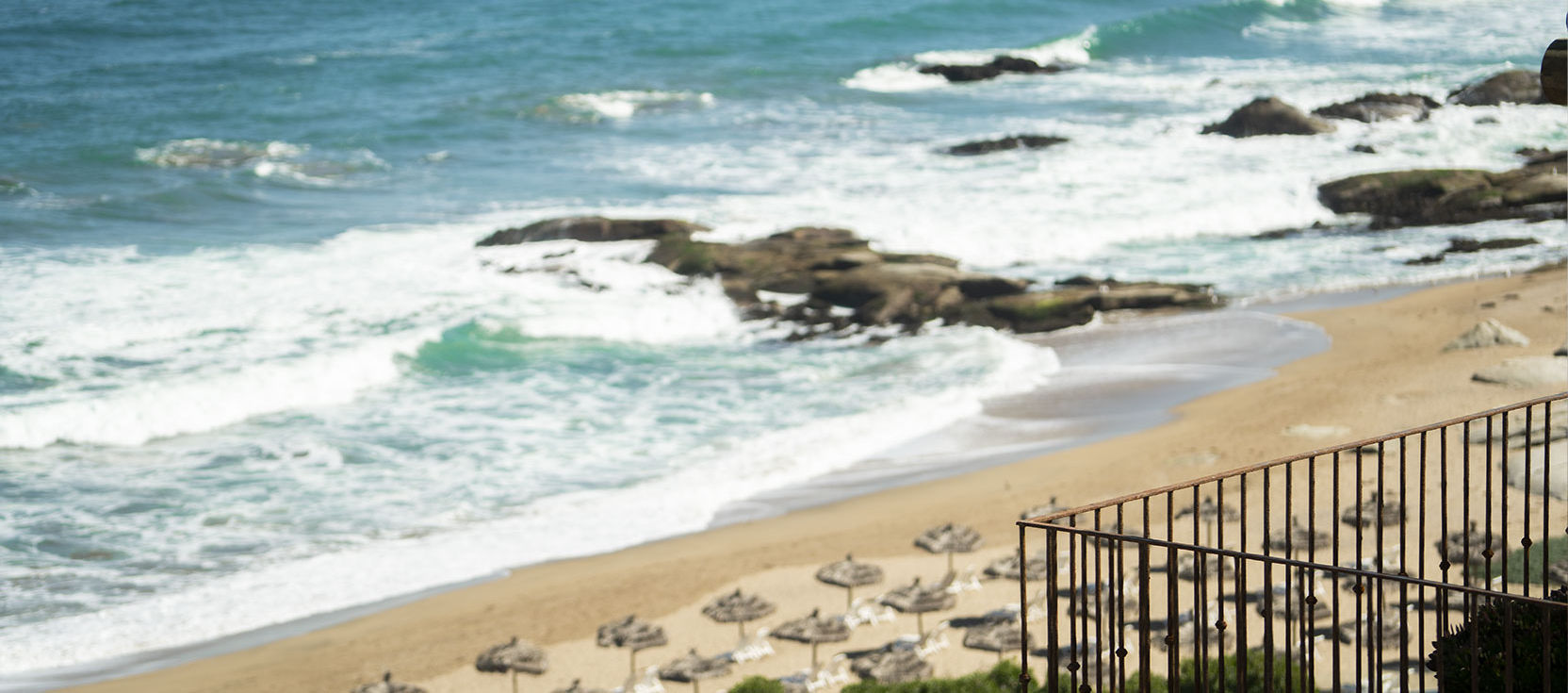 Vista al mar piscina en casa de tortugas de cachagua