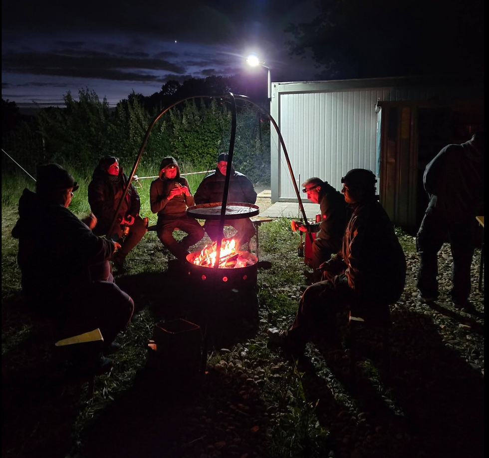 Rückblick auf unser Hegefischen auf Wels vom 15.–17. Mai
Hinter uns liegt ein wirklich gelungenes Wochenende an unserem Vereinsgewässer – und wir möchten uns bei allen bedanken, die dabei waren und dieses Event wieder zu etwas Besonderem gemacht haben.
Schon im Vorfeld wurde gemeinsam geplant, vorbereitet und organisiert, damit unser Hegefischen auf Wels ein voller Erfolg werden konnte. Und auch wenn der große Wels am Ende nicht gefangen werden konnte, war das Wochenende trotzdem ein voller Erfolg für unseren Verein und das gesamte Miteinander.
Besonders gefreut hat uns, dass das Wetter – entgegen aller schlechten Vorhersagen – erstaunlich gut mitgespielt hat. So konnten alle Teilnehmer viele schöne Stunden am Wasser verbringen, gemeinsam angeln, lachen und einfach eine gute Zeit genießen. Genau solche Momente machen unser Vereinsleben aus.
Mit entsprechender Genehmigung wurde dieses Mal ausnahmsweise auch ein Boot eingesetzt. Der See wurde professionell abgespannt und mit viel Einsatz vorbereitet. Zahlreiche Fallen und verschiedene Methoden kamen zum Einsatz, um dem Wels auf die Spur zu kommen. Doch manchmal gewinnt eben der Fisch – trotz aller Mühe konnte kein Wels überlistet werden.
Ganz ohne Fänge blieb das Wochenende aber natürlich nicht: Es konnten einige Hechte, Barsche sowie Brassen gefangen werden, die für spannende Drills und viele gute Gespräche sorgten.
Außerdem haben wir unseren neuen Pavillons eingeweiht. Der Pavillon wurde direkt ausgiebig genutzt und entwickelte sich schnell zum Treffpunkt für gemütliche Gespräche, gemeinsames Essen und den Austausch unter den Vereinsmitgliedern. Solche Investitionen zeigen, wie wichtig Zusammenhalt und Gemeinschaft in unserem Verein sind.
Für uns als Vorstand war es schön zu sehen, wie viele Mitglieder mit angepackt, geholfen und das Wochenende gemeinsam gestaltet haben. Genau dieser Zusammenhalt macht unseren Verein aus und zeigt, dass es beim Angeln um weit mehr geht als nur um den Fang.
Ein großes Dankeschön geht an alle Teilnehmer für euren Einsatz, eure Unterstützung und die tolle Stimmung über das gesamte Wochenende hinweg.
Wir freuen uns schon jetzt auf die nächsten gemeinsamen Veranstaltungen mit euch!
Der Vorstand