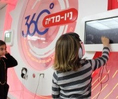 אנשים מגולגלים בתוך נייר עיתון