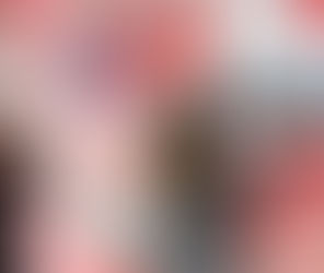 אנשים מגולגלים בתוך נייר עיתון