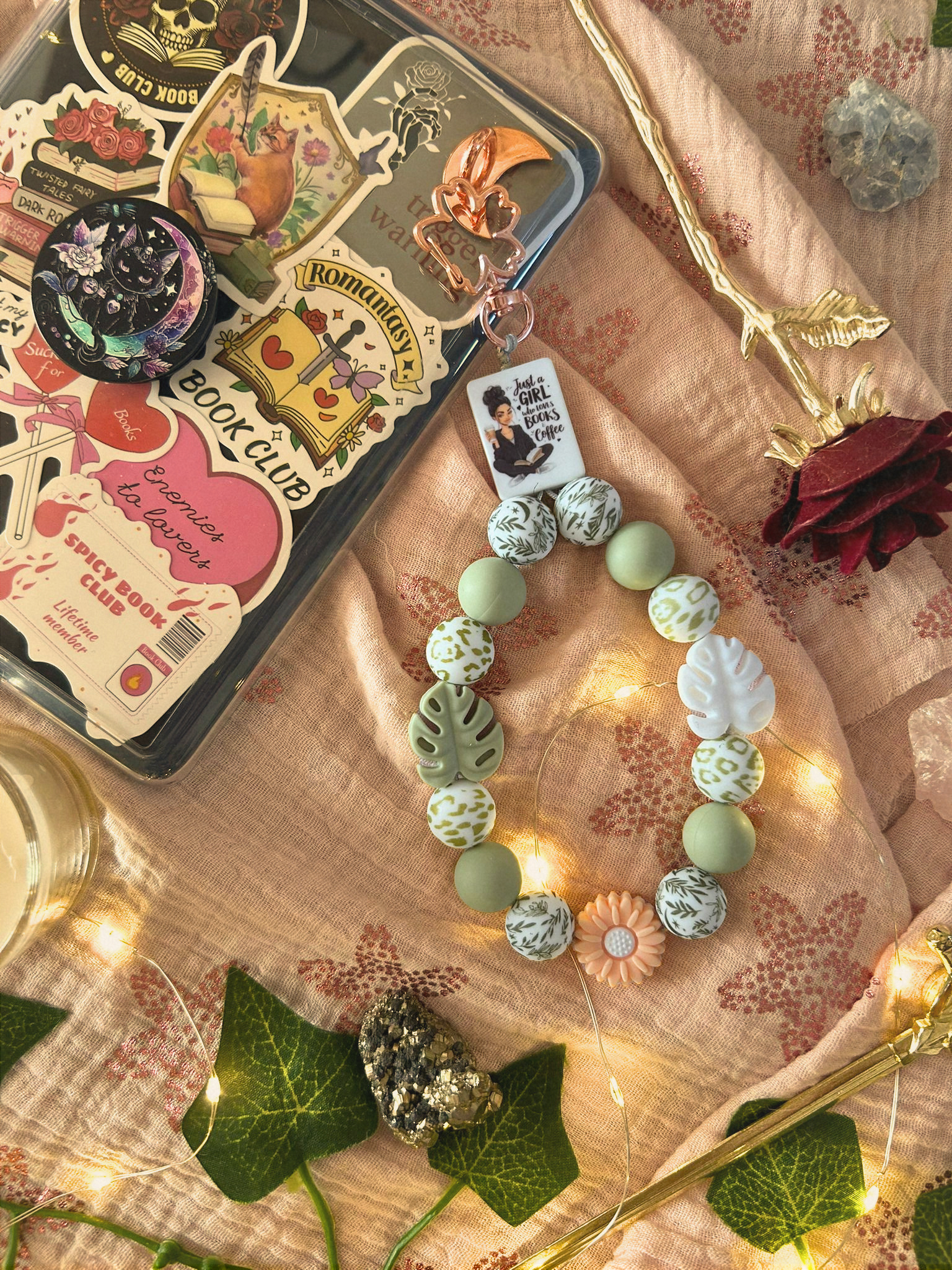 Dragonne pour liseuse Au Fil d'Elune en perles de silicone vert, accessoire de lecture fait main.