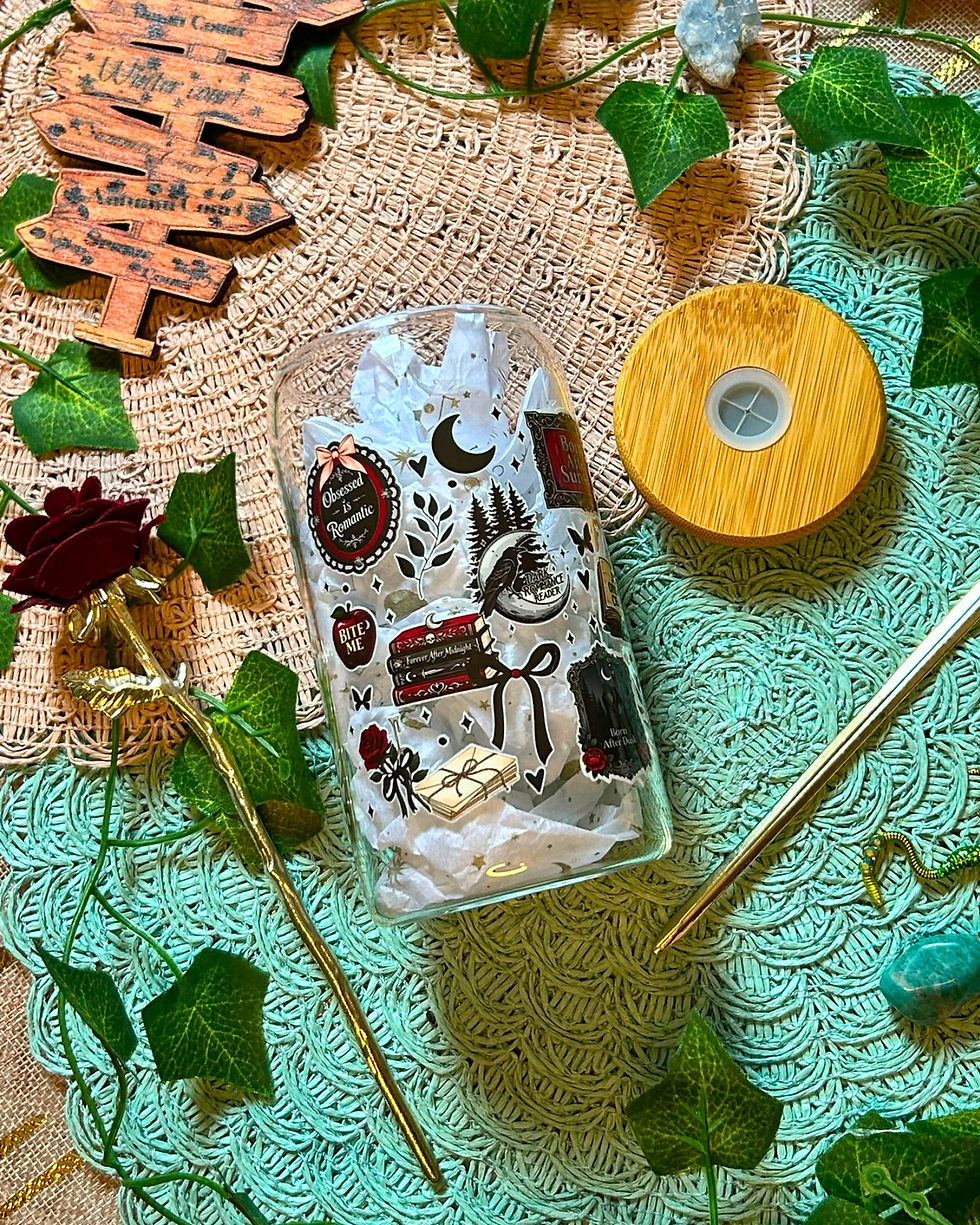 Gobelet en verre gothique dark romance, roses noires et machine à écrire vintage.