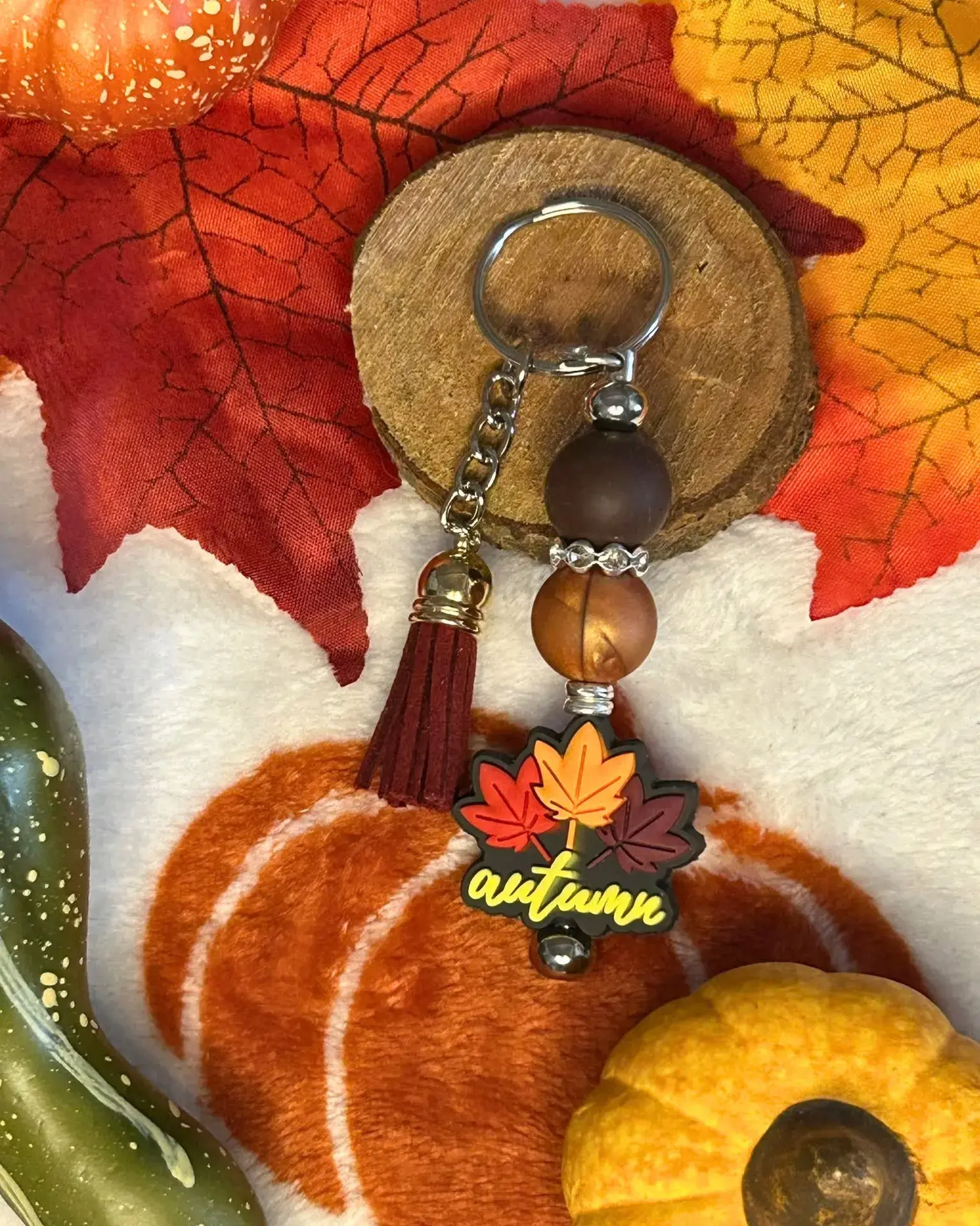 Porte-clés perles et acier avec grosse perle en silicone motif feuilles d'automne, modèle Feuilles d'Automne, Au Fil d'Elune