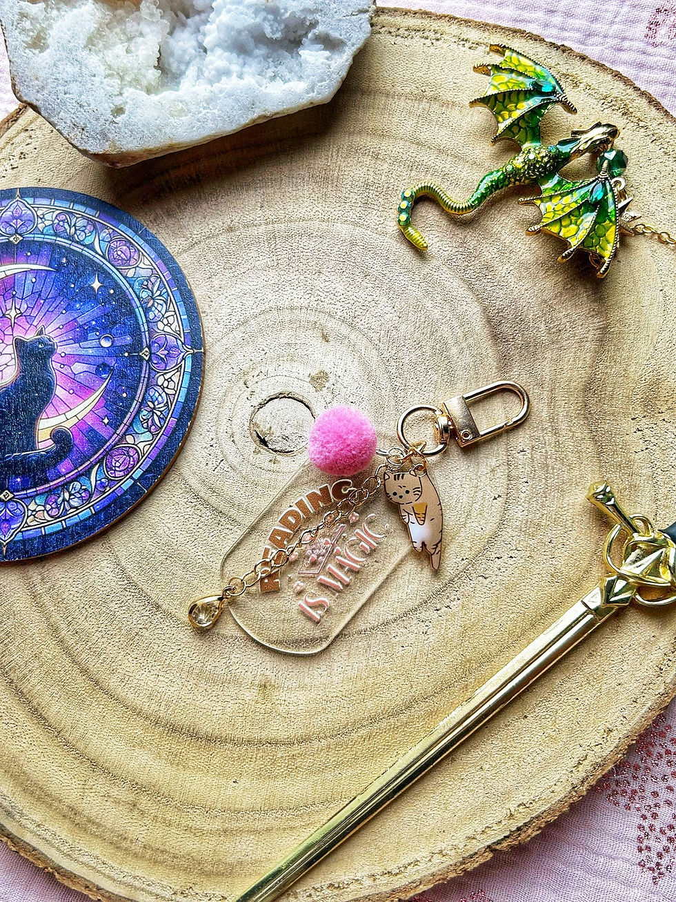 Bijou de sac littéraire fait main en acrylique transparent, UV DTF avec pompon et breloques dorées.