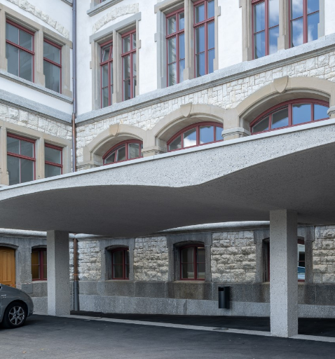 Projektart: Umbau Schulhaus
Funktion: Bauführung Umbau, Angestelltenverhältnis
Leistungsumfang:
Verantwortung für die Arbeitsvorbereitung, AVOR, des Rohbaus
Erstellung und Steuerung des Rohbau Terminprogramms
Führung und Koordination der Subunternehmer
Nachtragsmanagement sowie Regieabwicklung
Kostenkontrolle sowie Mitwirkung bei der Schlussabrechnung
Spezielles:
Absenkung der Bodenplatte im Bestand
Neubau der Kanalisation im bestehenden Gebäude
Erstellung eines Velounterstands in Sichtbeton mit geschwungener Untersicht
Stockarbeiten an Fassade sowie an bestehenden Sichtbetonflächen
