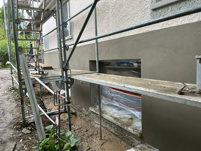 Projektart: Instandstellung und Sanierung
Funktion: Mandat Projektleitung im Auftrag Maier Bauhandwerk
Leistungsumfang:
Kalkulation der Fassadenarbeiten
Erstellung und Abstimmung der Ausführungsschritte
Koordination der beteiligten Unternehmer
Laufende Kostenkontrolle während der Ausführung
Mitwirkung bei der Schlussabrechnung
Spezielles:
Instandstellung des Fassadensockels sowie Sanierung der Gebäudehülle
Arbeiten am bestehenden Einfamilienhaus unter laufender Nutzung
Sorgfältige Ausführung zur Sicherstellung der Dauerhaftigkeit und optischen Aufwertung