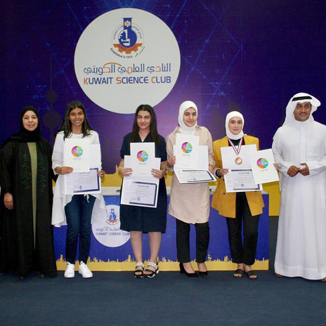 الفريق العلمي الكويتي الفائز بـ 4 ميداليات في مسابقة أولمبياد الجيولوجيا التي أقيمت بمدينة ديجو بكور