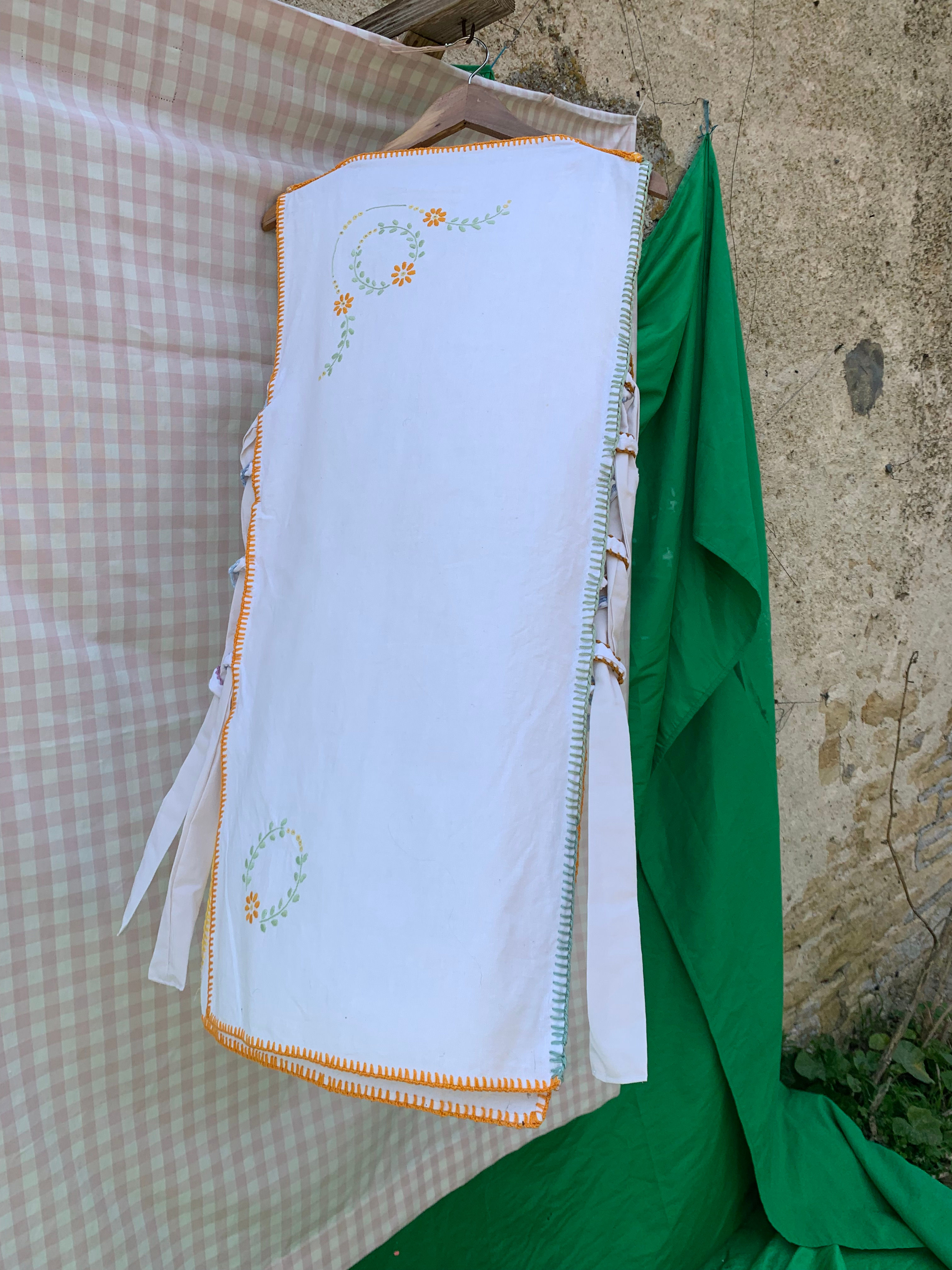 WHITE VINTAGE EMBROIDERY DRESS