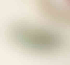 porta óculos pintado com o rosto do lula molusco. óculos apoiado sobre a peça.