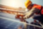 Ein Mann installiert eine Photovoltaikanlage