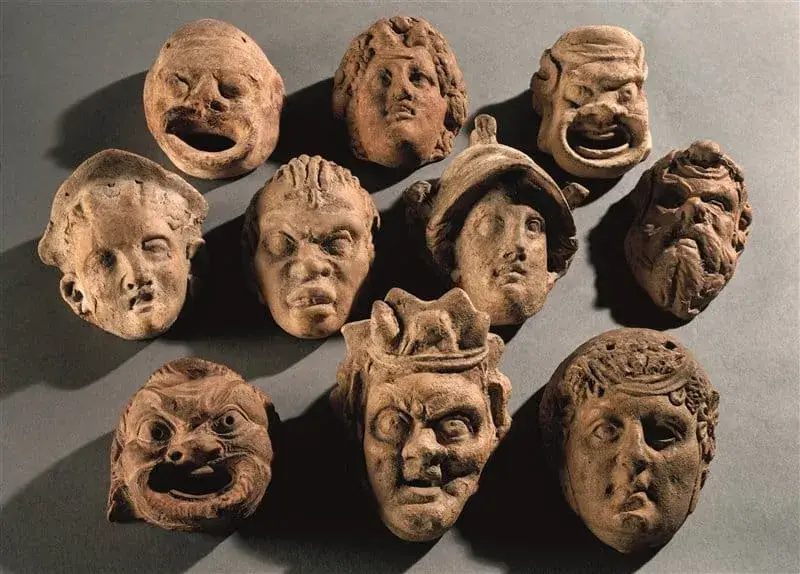 Una fotografia che ritrae dieci maschere di terracotta utilizzate nel teatro greco.