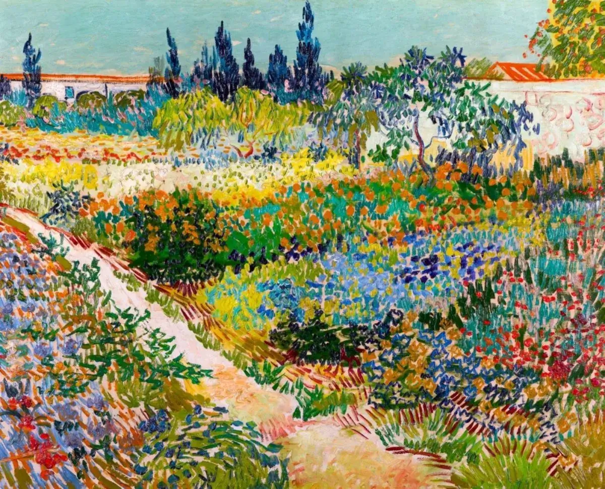 Un giardino realizzato da Van Gogh. In primo piano un sentiero si stende in prospettiva tra pennellate nette di fiori colorati, erba, foglie, e alberi. Sullo sfondo si intravede una costruzione.