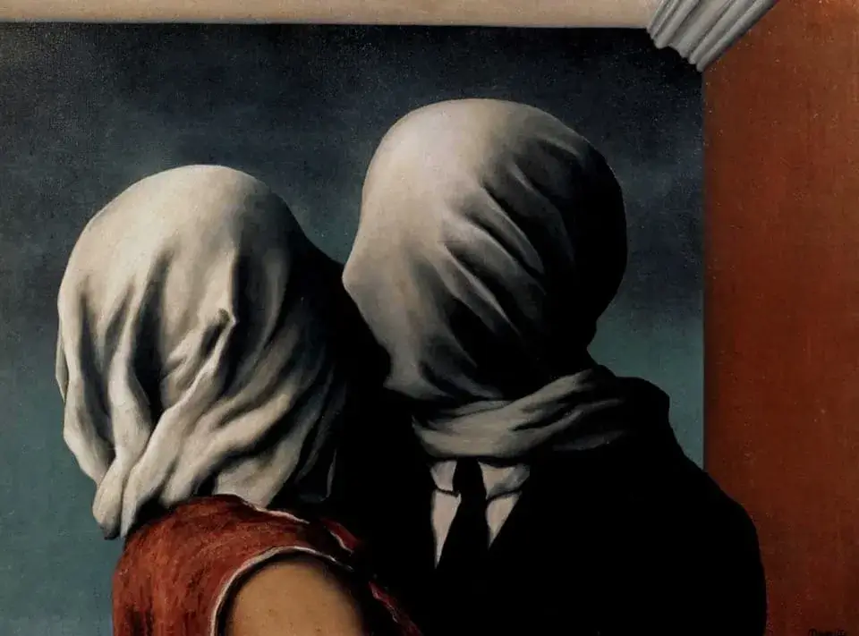 Si mostra il quadro di Renè Magritte del 1928, "Les amants": due figure, una femminile con un vestito rosso e una maschile con completo di giacca e cravatta, si baciano. I loro volti sono coperti da due lenzuoli che rendono gli amanti nascosti alla vista e irriconoscibili.