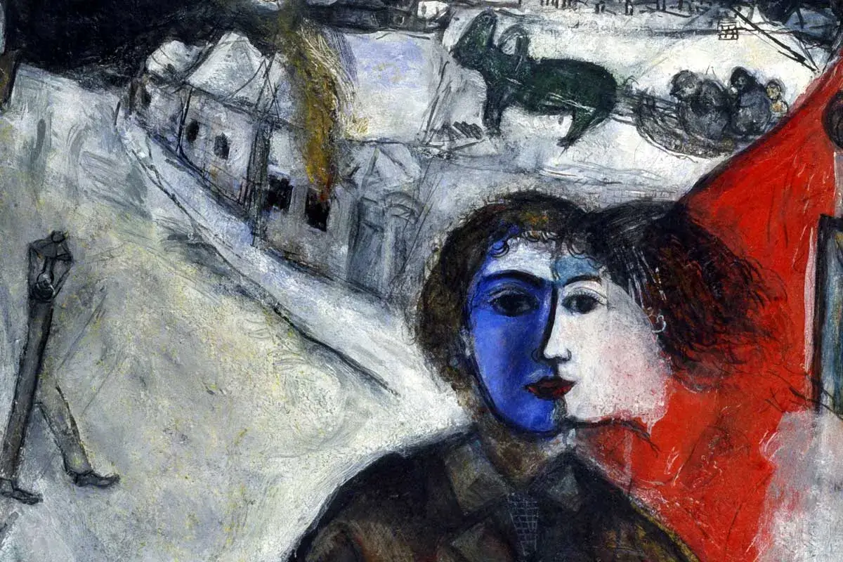 Quadro di Marc Chagall "All'imbrunire", un viale di case illuminate, un lampione con le gambe, il cielo nero e una slitta volante trainata da un animale. In primo piano due volti si intrecciano e l'uno si confonde nell'altro