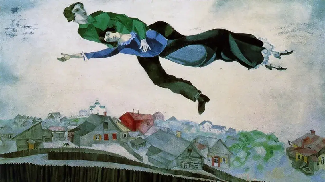 Una coppia di persone sorvolano una città. L'artista Chagall crea un clima onirico attraverso elementi immaginari e colori tenui