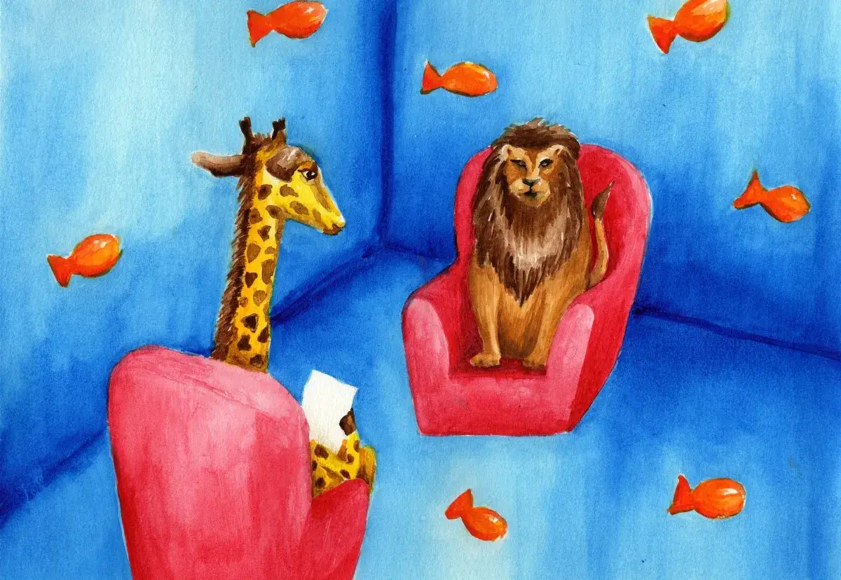 Illustrazione che mostra una giraffa-psicologo e un leone-paziente seduti su due poltrone, in atteggiamento clinico. La stanza ha un'atmosfera onirica, con pesci disegnati sulle pareti.