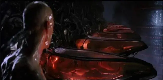 Un fotogramma del celebre film The Matrix in cui si ritrae l'emersione del protagonista dall' incubatrice