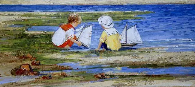 Un bambino e una bambina ritratti di spalle, sono accucciati e intenti a giocare con delle barchette sul mare.
