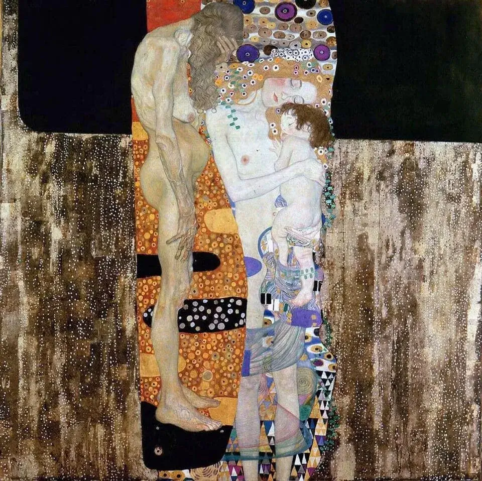 Si mostra il celebre quadro di Gustav Klimt, in cui sono raffigurate tre figure femminili nude, che rappresentano le tre età: a sinistra c'è la donna anziana, china su se stessa e con un corpo deformato dall'età, in centro una donna giovane, dalla pelle fine e bianca, fiore di giovinezza, a destra, tenuta in braccio, c'è una bambina addormentata sulla madre. Lo sfondo è colorato nella tipica maniera dell'artista viennese.