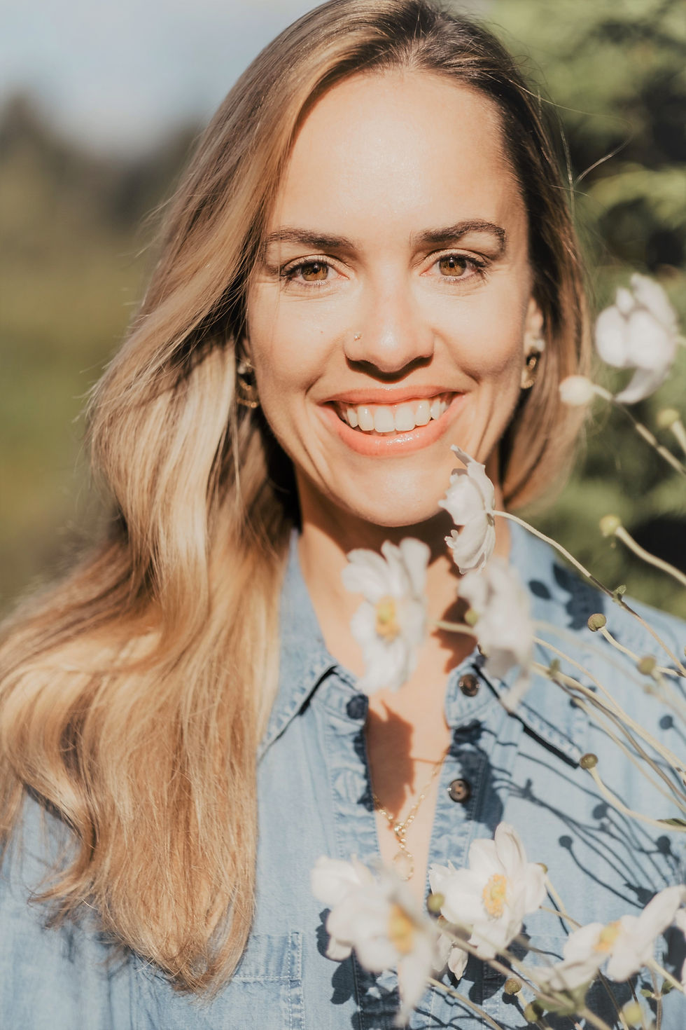 Portrait_Lucia_weisse-Blumen.jpg