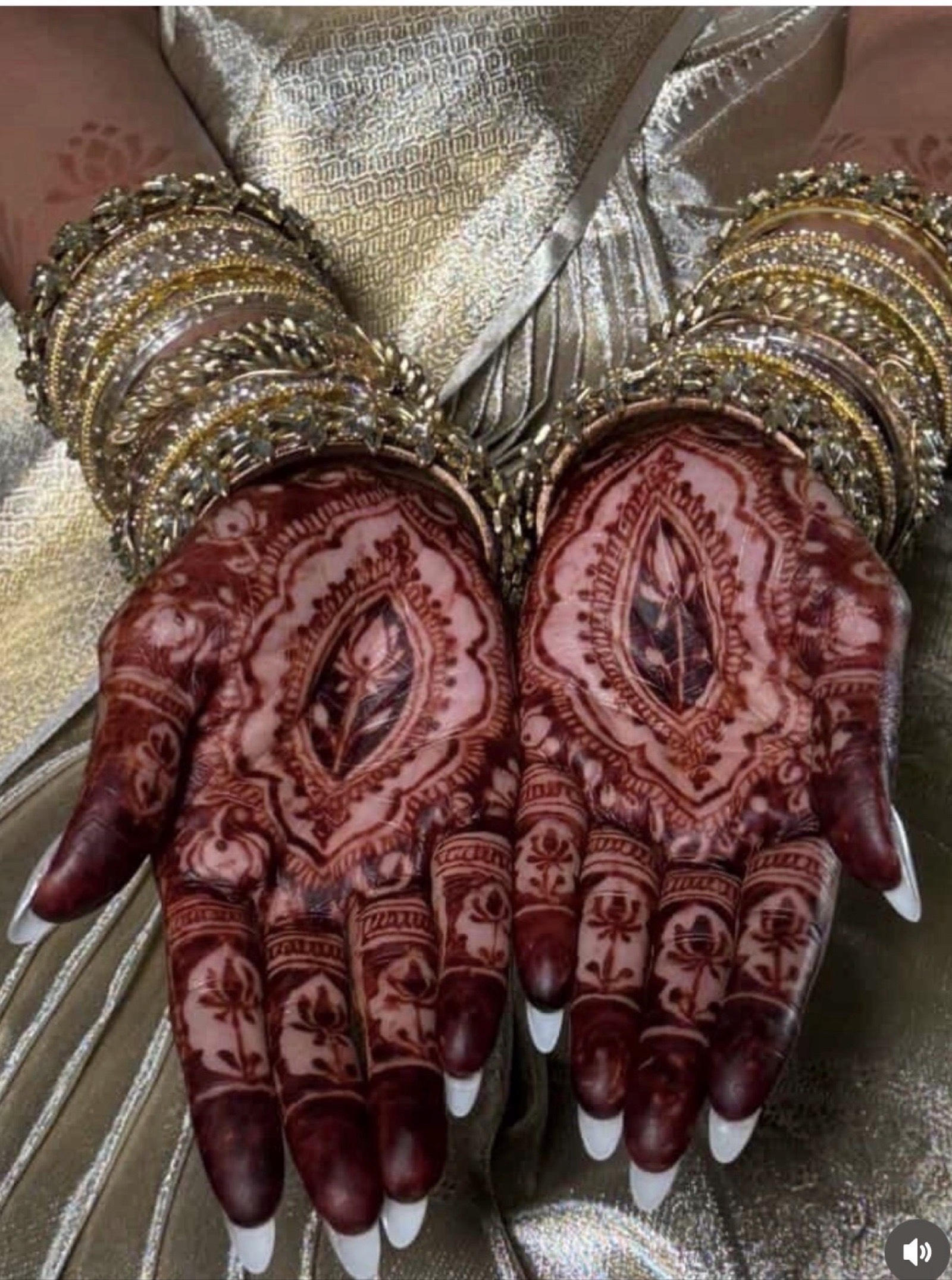 Vinoja mehendi artiste