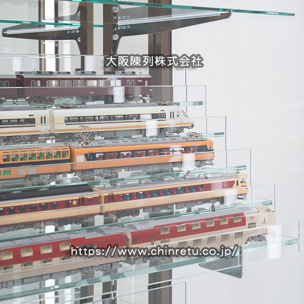 当社特製「鉄道模型用ひな壇」搭載コレクションケースの部分拡大写真です。 HOゲージを5両編成で5段展示出来る雛壇になっておりまして、こんな感じで美しく魅力的に展示出来ます。