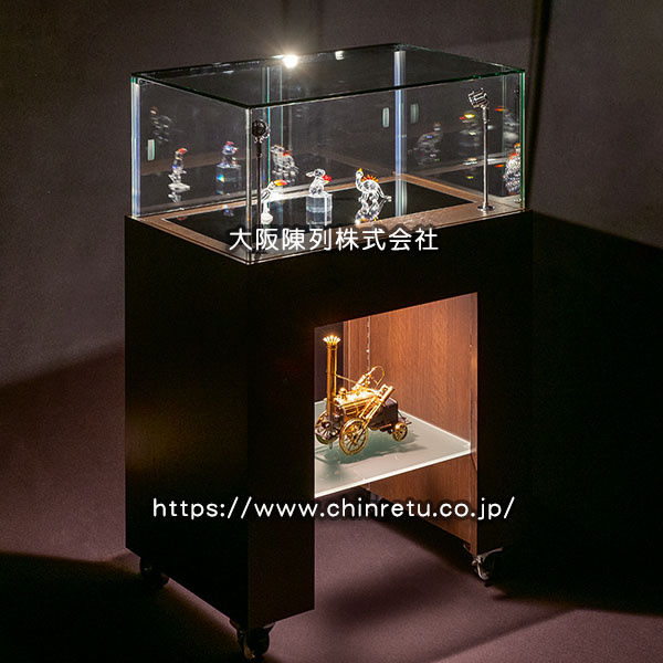 今回はショーケース内部の照明を点灯して、撮影スペースの照明を消灯した1枚ですが、高性能LEDスポットライト/ダウンライトによる照明効果が分かりやすいと思います。