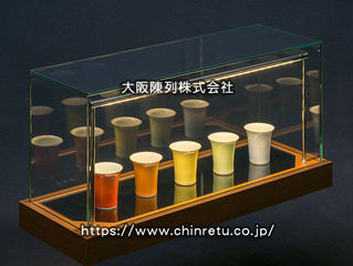 【 LEDライン照明付き／卓上コレクションケースの製作実例 】