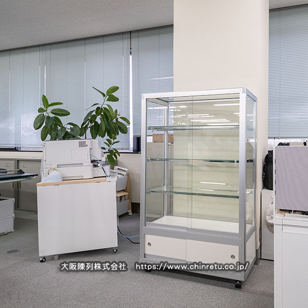 メーカー様分「製品サンプル展示用ガラスショーケース(製品サンプルケース)」の納品完了写真です。