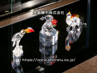 【 ガラスショーケースにおける照明効果／スポット照明の一例 】