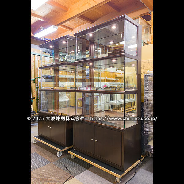 「当社オリジナル/3段コレクションケース」の製作販売実例です。 個人様は勿論の事、ジュエリーショップ/ブランドショップ様等や製品サンプルケースとしても人気の一台です。