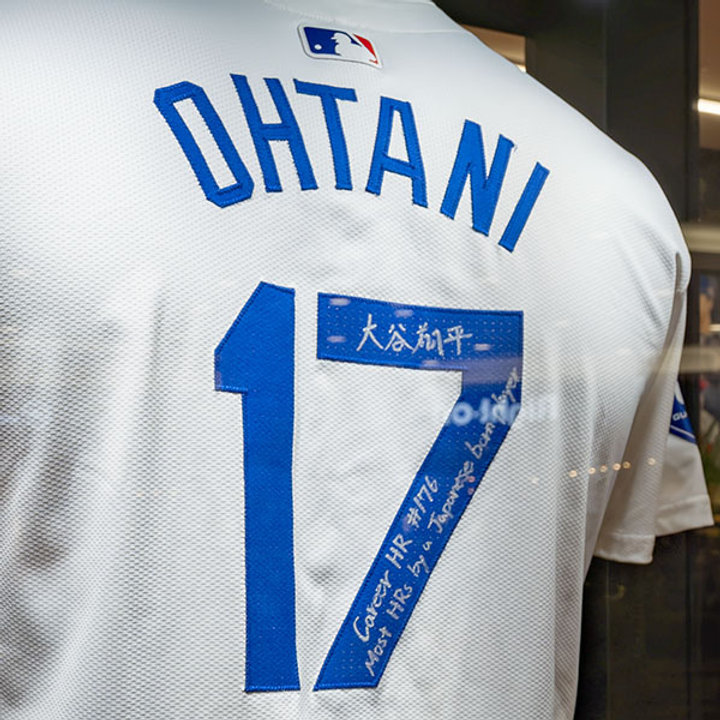 大谷翔平選手のサイン入りユニフォーム展示用ショーケース