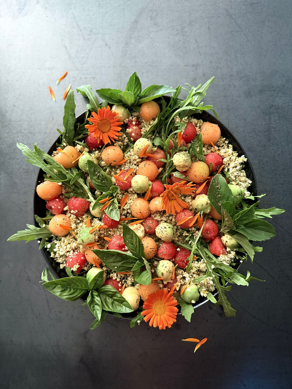 Melonen-Avocadosalat auf Rucola mit Pistazien- Fetacrumble