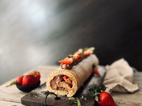 Biskuitroulade mit Schokoladecreme und frischen Erdbeeren