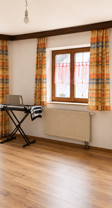 Modern eingerichtetes Wohnzimmer nach Home Staging mit heller Möblierung und skandinavischem Design.