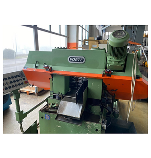 alt="Segatrice a nastro FORTE SBA 361 automatica con evacuazione trucioli e CNC"