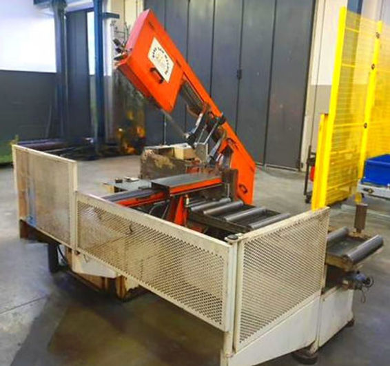 alt="Segatrice a nastro BTM 4632 semiautomatica con taglio fino a 320 mm e corsa carro 750 mm"