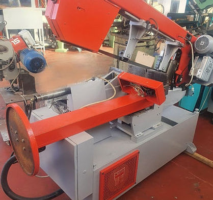 alt="Segatrice a nastro BOMAR STG 320 DGH semiautomatica con pannello mobile e taglio inclinato"