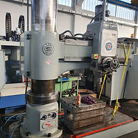 alt="Trapano radiale SASS TRM 2500 con braccio da 2500 mm e foratura fino a 80 mm"