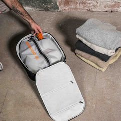 Vacuum-sealing packing bag