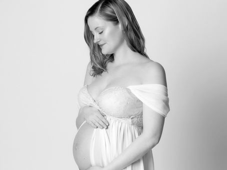 NYC maternity photographer available 24/7 capturing mom-to-be in studi