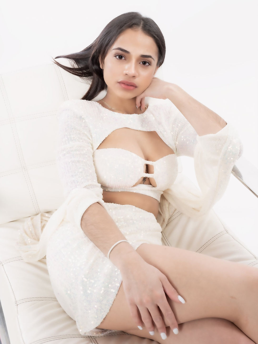 Glamour Shots Photography highlights your beauty and individuality. Glam photographer Zion Yoni Levy has been photographing portraits that highlight clients’ unique beauty for over 40 years. Glamour shots are a special form of female portraiture that reveal a captivating glow. This photoshoot combines contemporary and feminine portraits to provide a relaxing experience to celebrate yourself. 