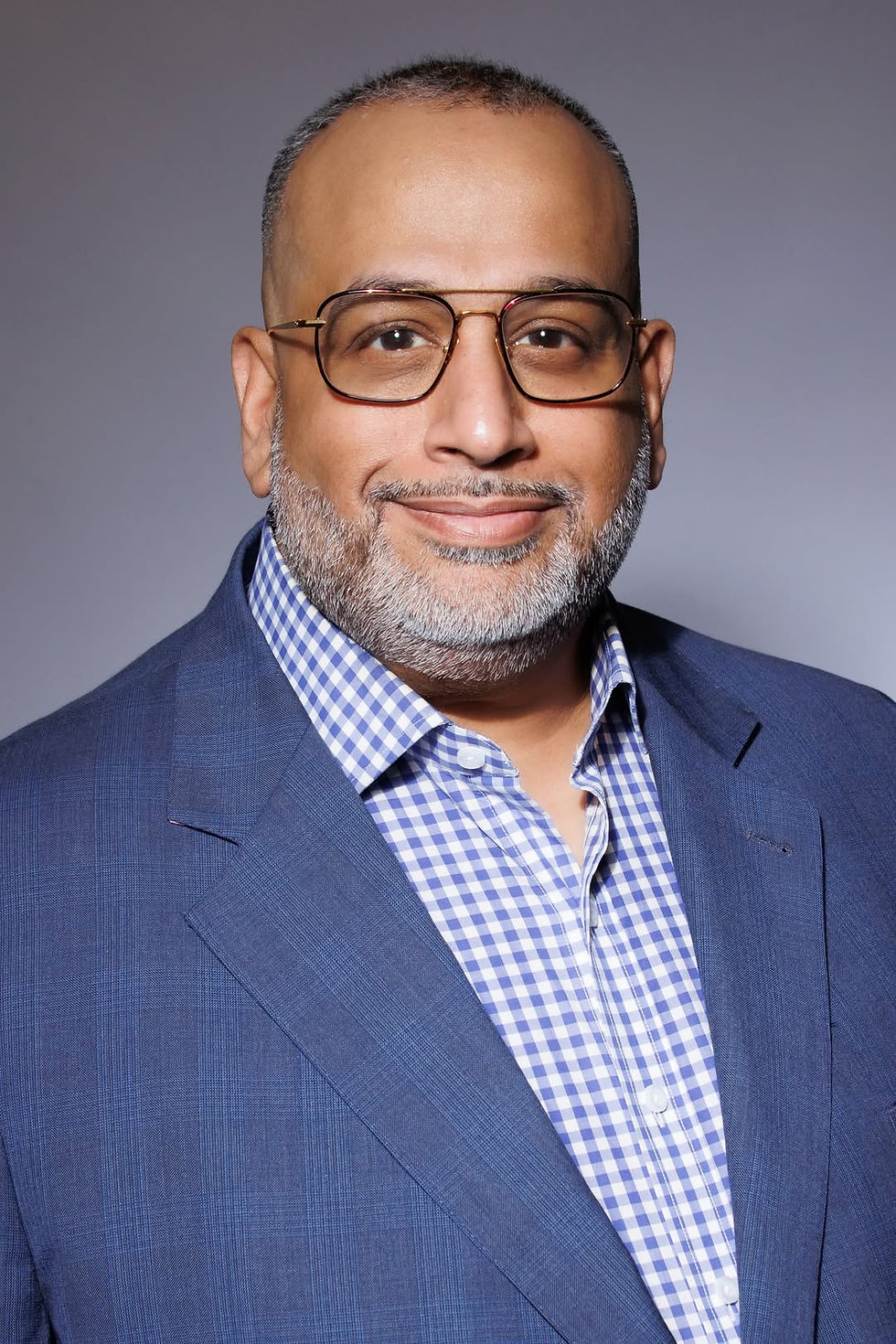 Corporate headshot designed for LinkedIn optimization