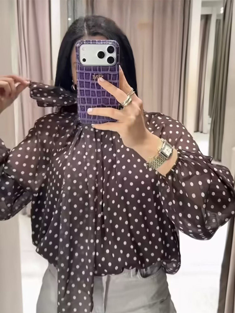 Miniatura: Blusa Feminina de Poá com Gola Alta e Manga Longa